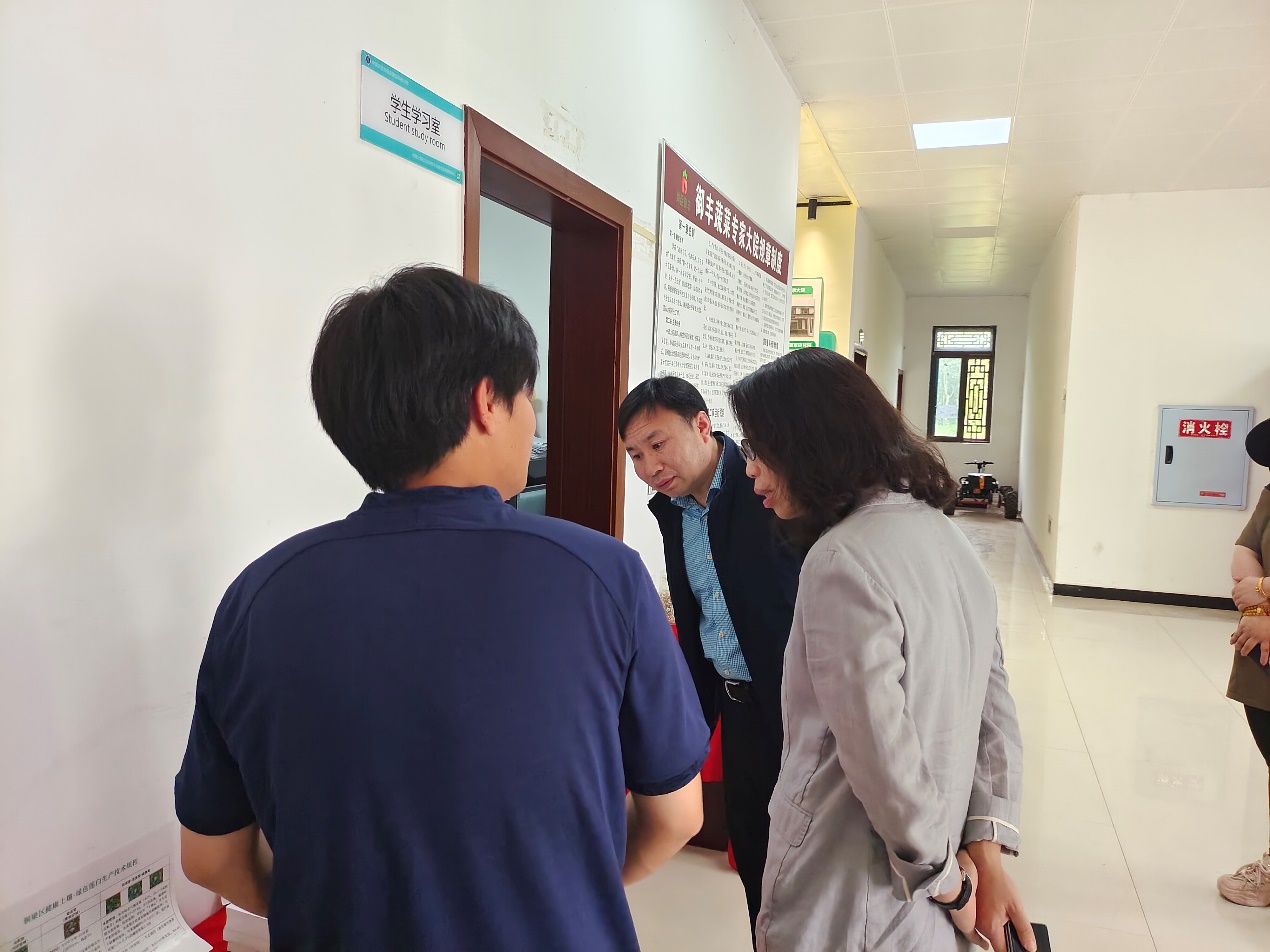 男人站在人群中打电话AI 生成的内容可能不正确。 男人站在人群中打电话AI 生成的内容可能不正确。